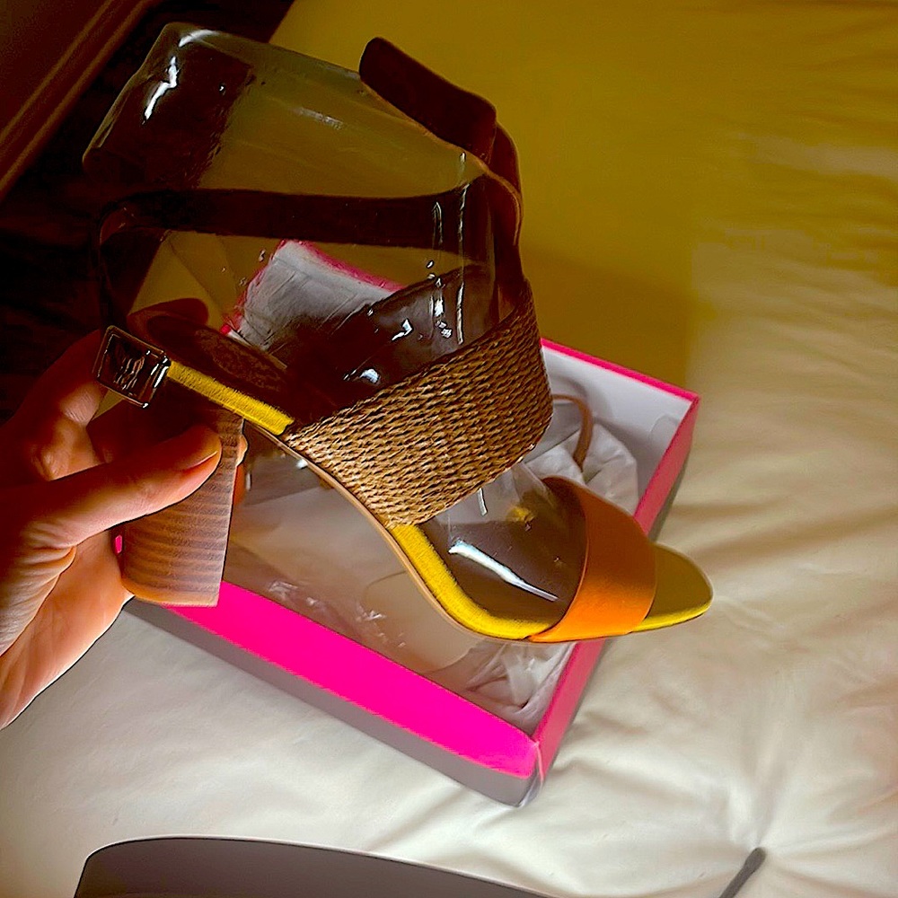 Vince Camuto - NWB Size 8 Never been worn ~ cute / dressy / casual / night out